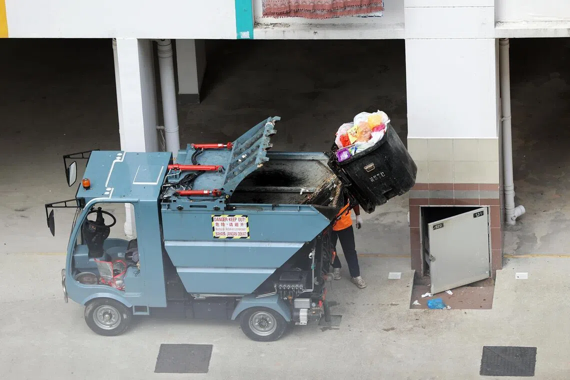 垃圾车配备升降机，可将垃圾桶直接抬起并倒入车尾垃圾舱。车内还设有垃圾压缩装置，可将垃圾体积压缩，使每趟收集量增加一倍。（萧紫薇摄）