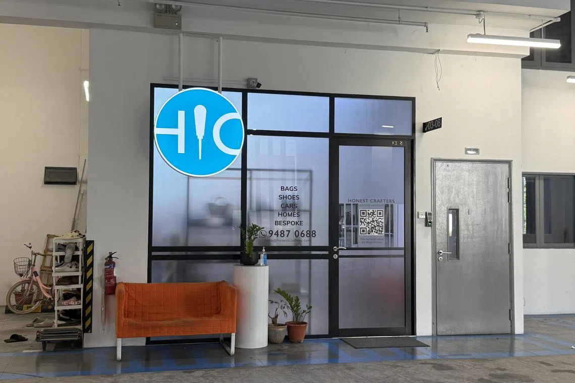 信越匠心专门提供定制和修补皮具的服务。（陈映蓁摄）