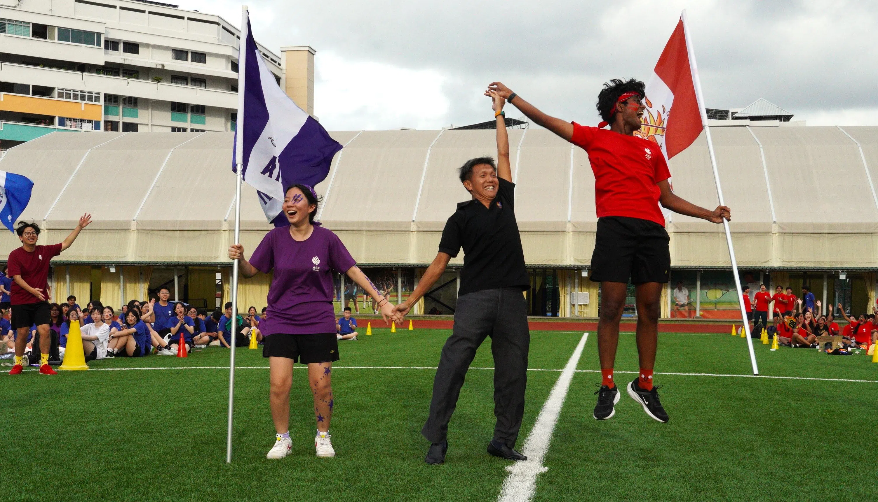 迎新周以一场温馨的野餐画下圆满句点。院长王有成（中）与学生打成一片，在轻松氛围中凝聚起昂扬的集体精神。（安德逊实龙岗初院提供）