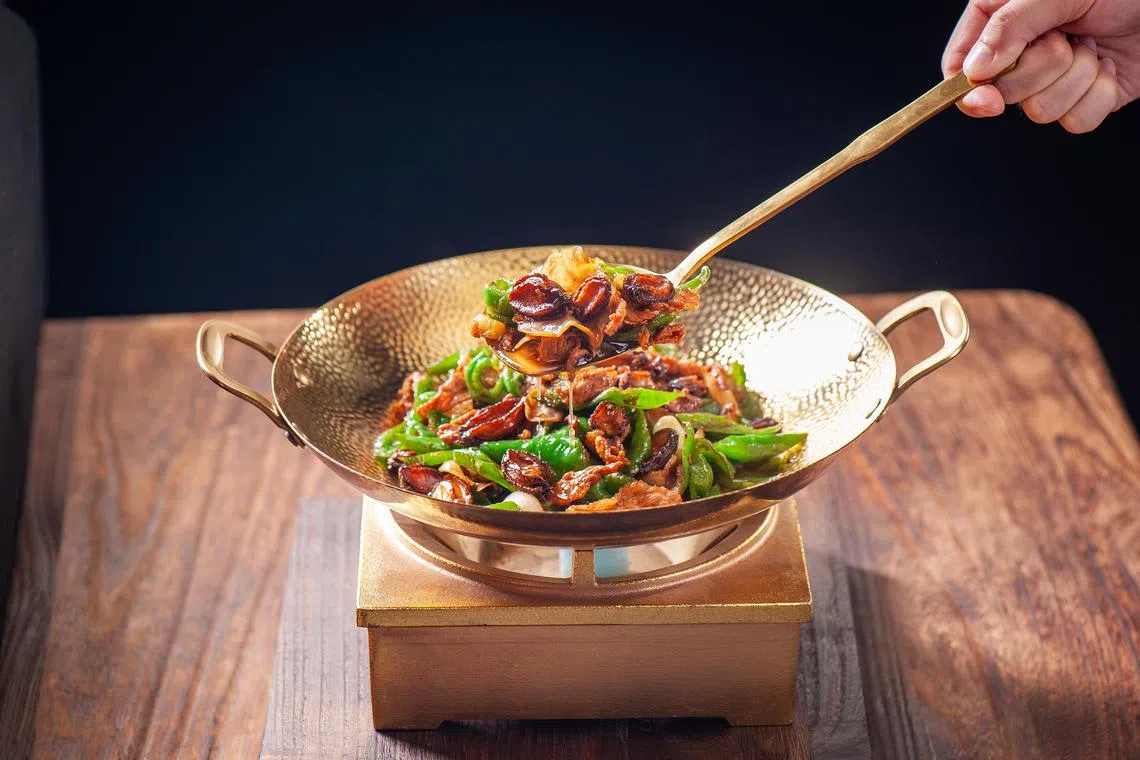 农耕记的招牌鲍鱼辣椒炒肉。（餐馆提供）