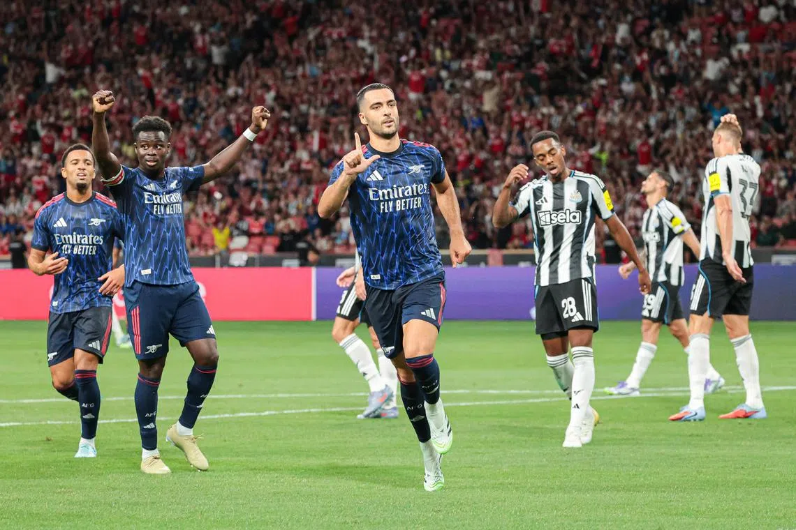 梅里诺（前）为阿申纳攻入第一球。（李冠卫摄）