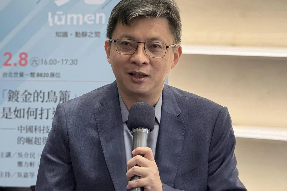 台湾政治大学社会学系主任郑力轩则提到，在产业政策相关进程上，当前的中国大陆正面临日本在1990年代遭遇的过剩产能、动员型金融体制重组、封闭自主技术规格的挑战等问题，如何以更强大的国家力量以及更庞大的市场规模应对，是重大挑战。（缪宗翰摄）