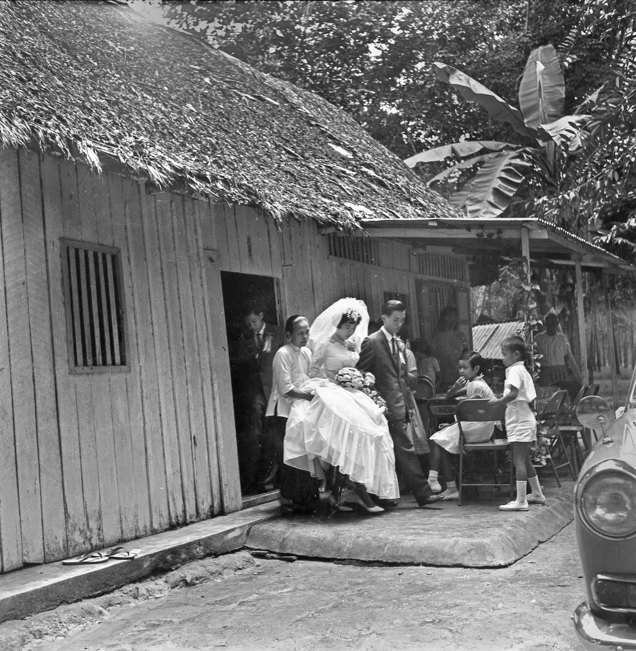 符诗云1960年代摄影作品《甘榜里的婚礼》。（主办方提供）