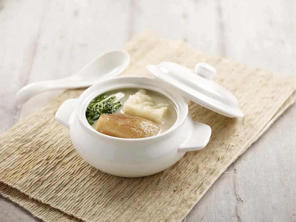 三盅两件的胶原蛋白汤采用鱼肉和鸡肉双炖，经五小时慢炖，加入鱼鳔和奶白菜，既浓郁醇厚又清新爽口。（餐馆提供）