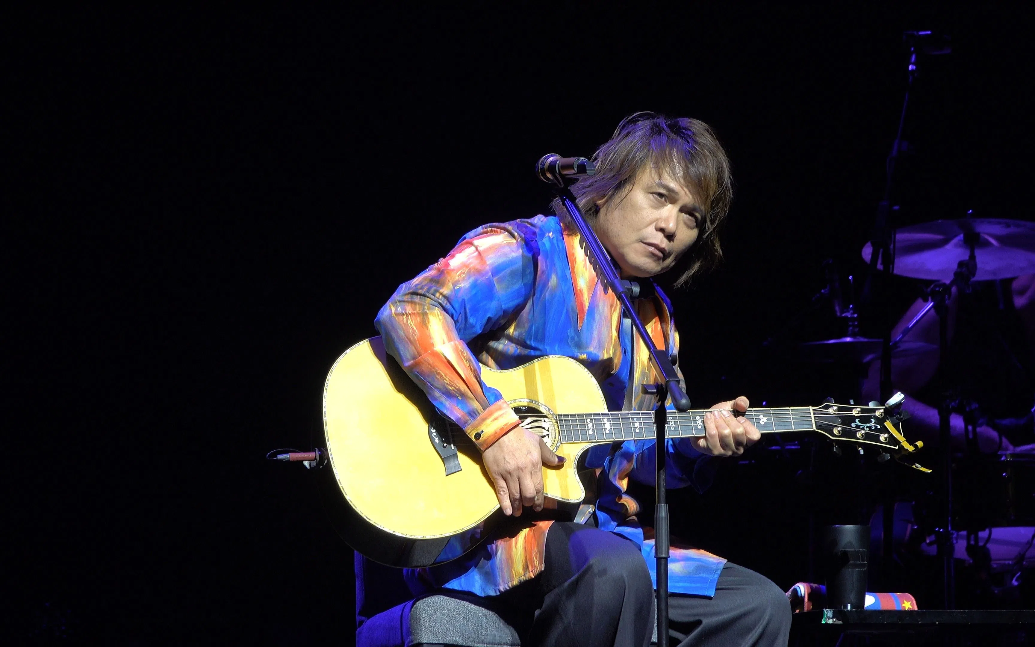 出道30多年的伍佰仍吸引年轻粉丝。（互联网）