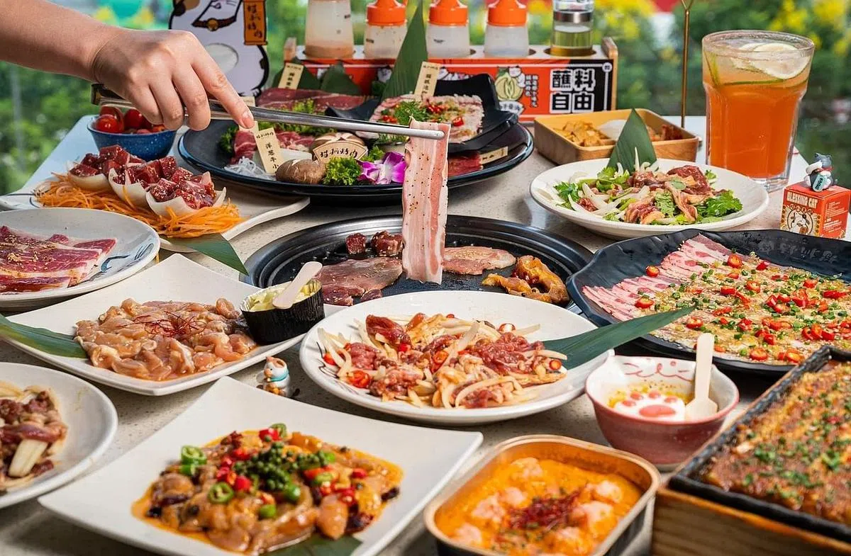 在本地开业的中国餐饮品牌越来越多，包括中国人气名店猫抓烤肉。（餐馆提供）