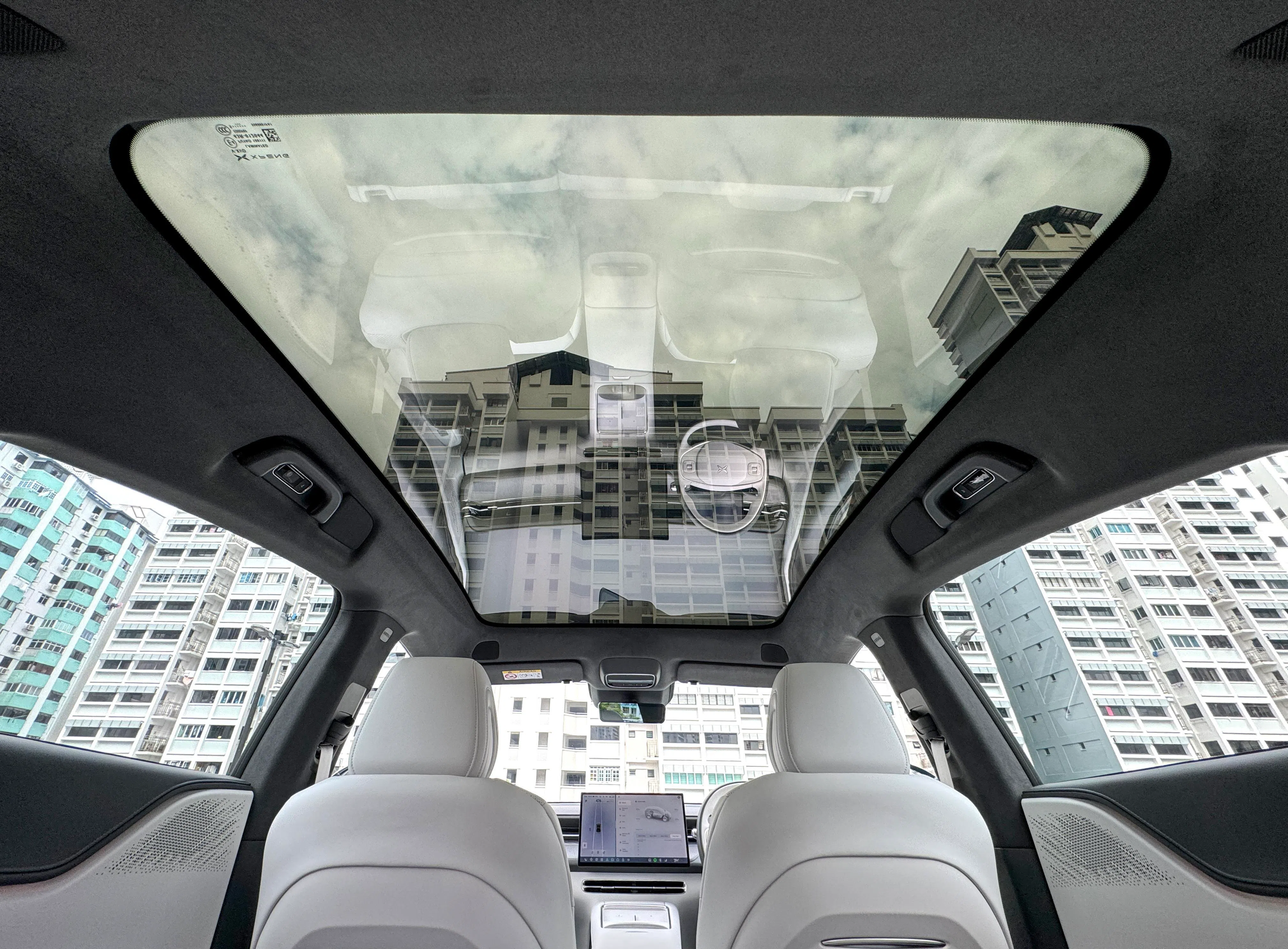 全景玻璃天窗跨越前后座，通透感很好。（龙国雄摄）