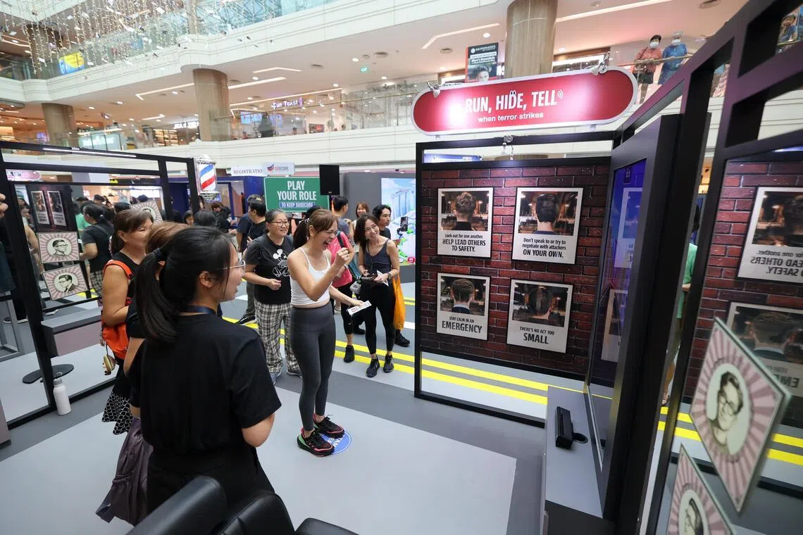 民众在活动现场可通过互动展示和趣味游戏，了解在面对恐袭风险时应该怎么做，人人做好准备，才可确保新加坡安全。（张俊杰摄）
