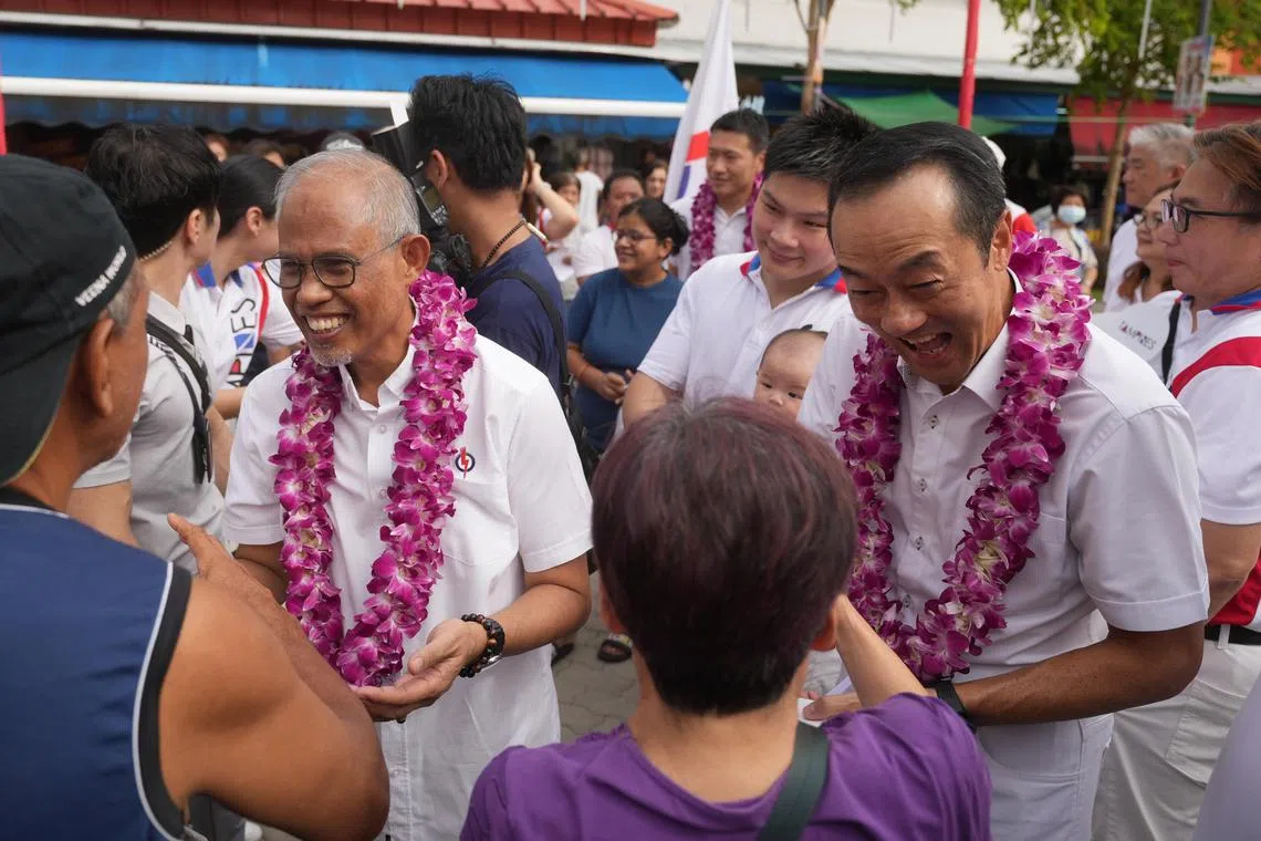 人民行动党在淡滨尼集选区面对四角战，最终只以52.02％得票率保住议席。领军的马善高部长（中）星期天一早带领当选团队走访选区谢票。右二为永续发展与环境部兼人力部高级政务部长许宝琨医生。 （谢智扬摄）