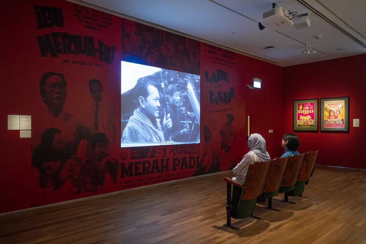 观者可在展厅坐下观赏电影人比·南利（P. Ramlee）代表性电影作品，包括《王老五》。（国家美术馆提供）