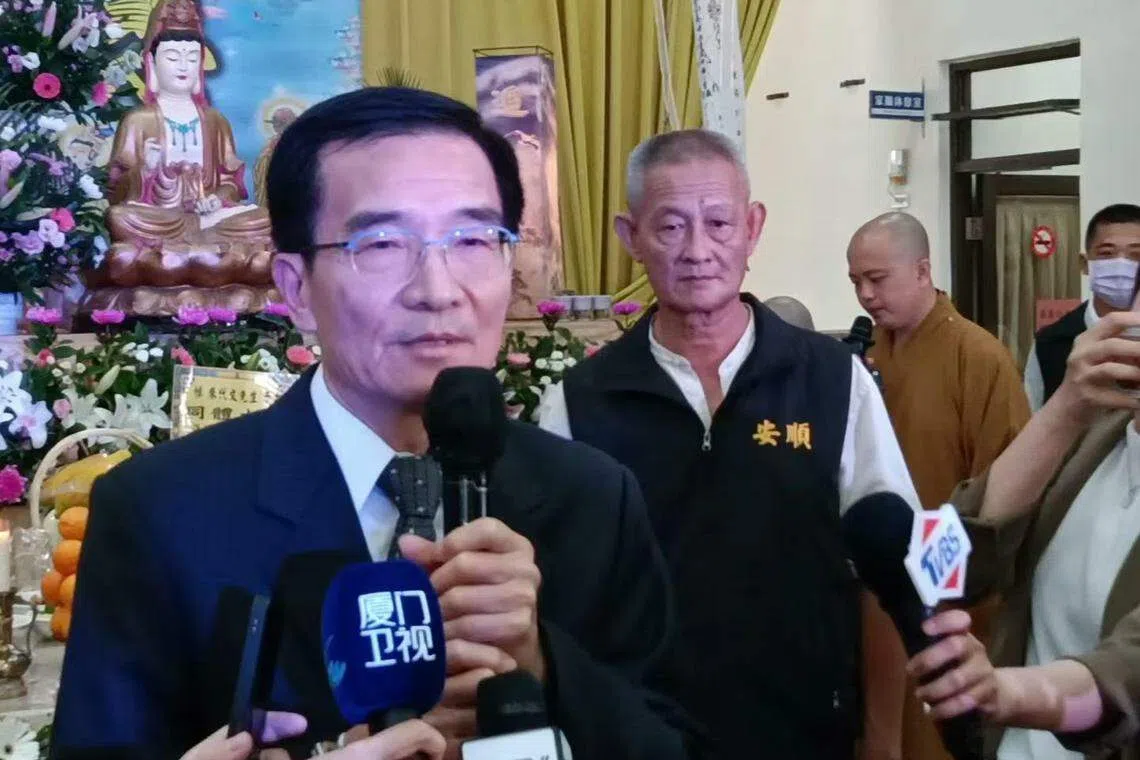 台湾海巡署长张忠龙（前）7月30日在金门殡葬所公祭现场，再度为“2·14”金门翻船事件执法时未录影搜证，以及这段时间罹难者家属所受煎熬，公开致歉。（中新社）