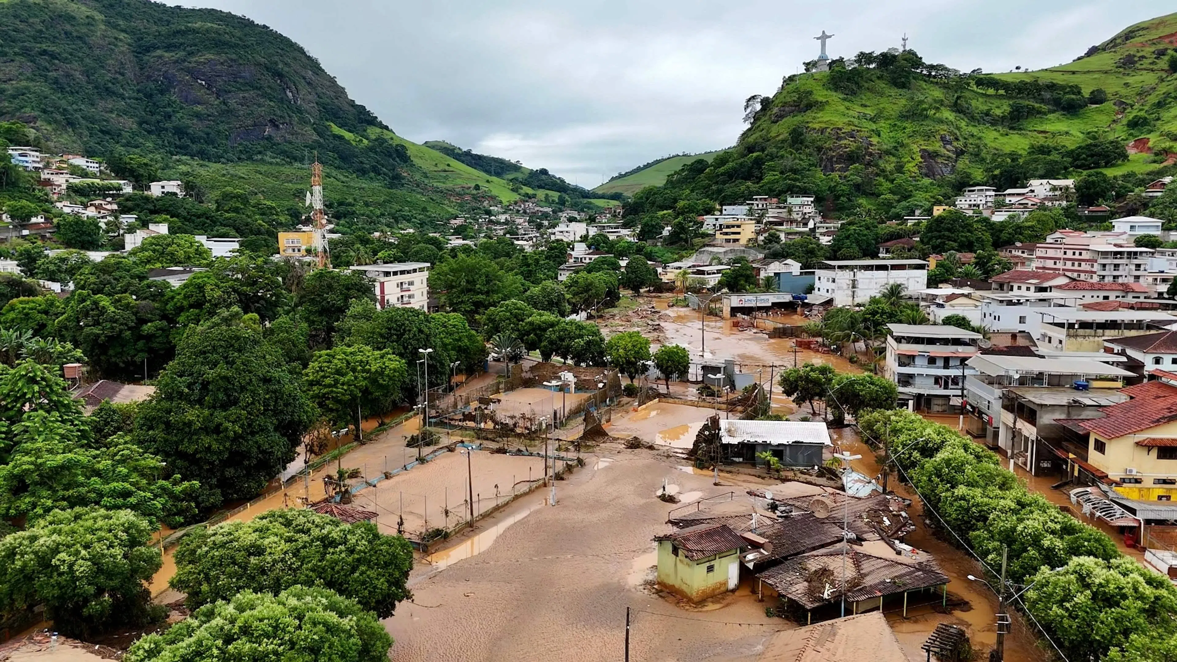 3月22日，圣埃斯皮里图州南部的南米莫索遭遇严重风暴，城市许多建筑被水淹没。（法新社）