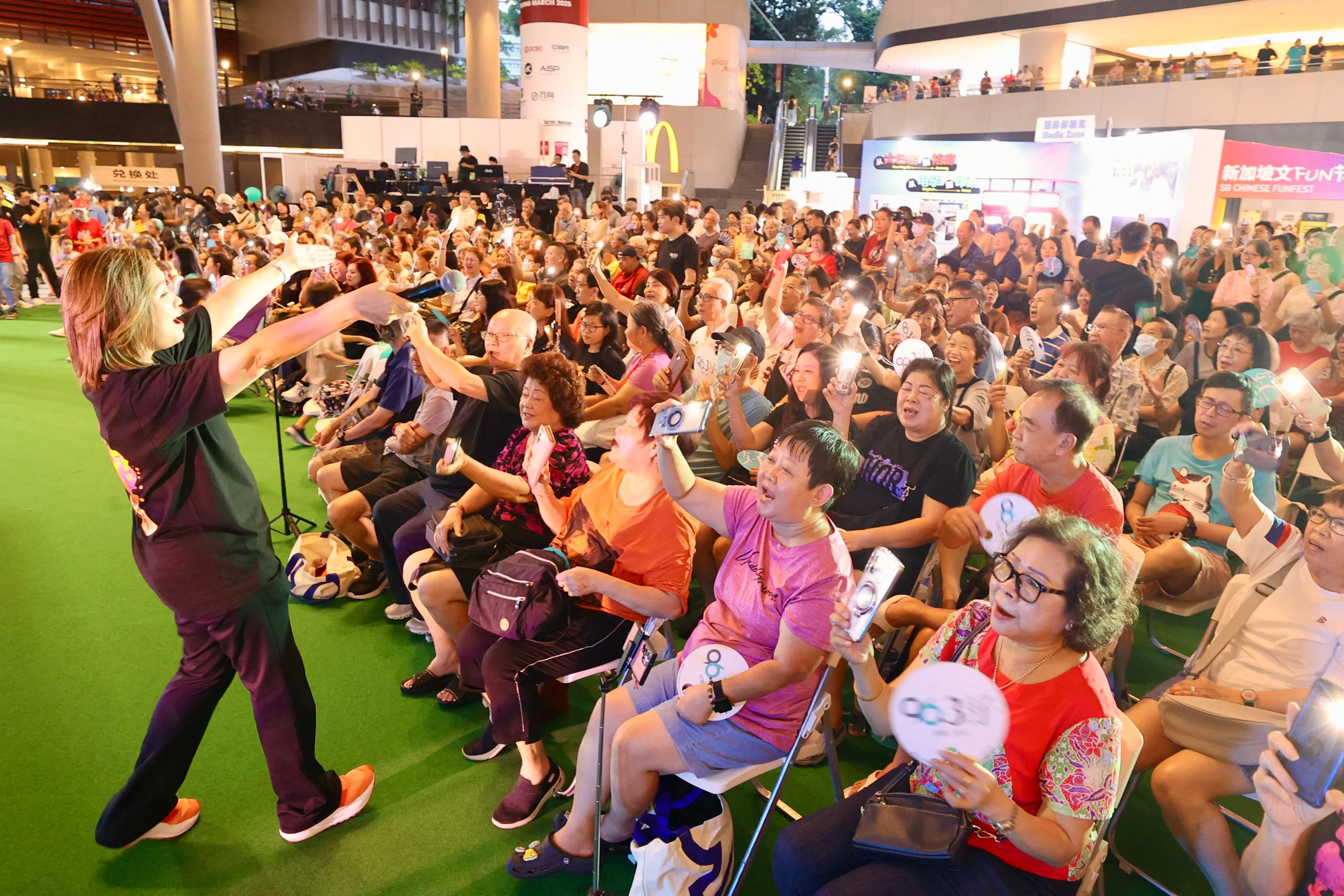 配合首届新加坡文Fun节嘉年华，多名96.3好FM的DJ在“好想跟你唱”活动现场和与观众热情互动，台长洪菁云（左一）也卖力带动观众一起欢唱。（邬福梁摄）