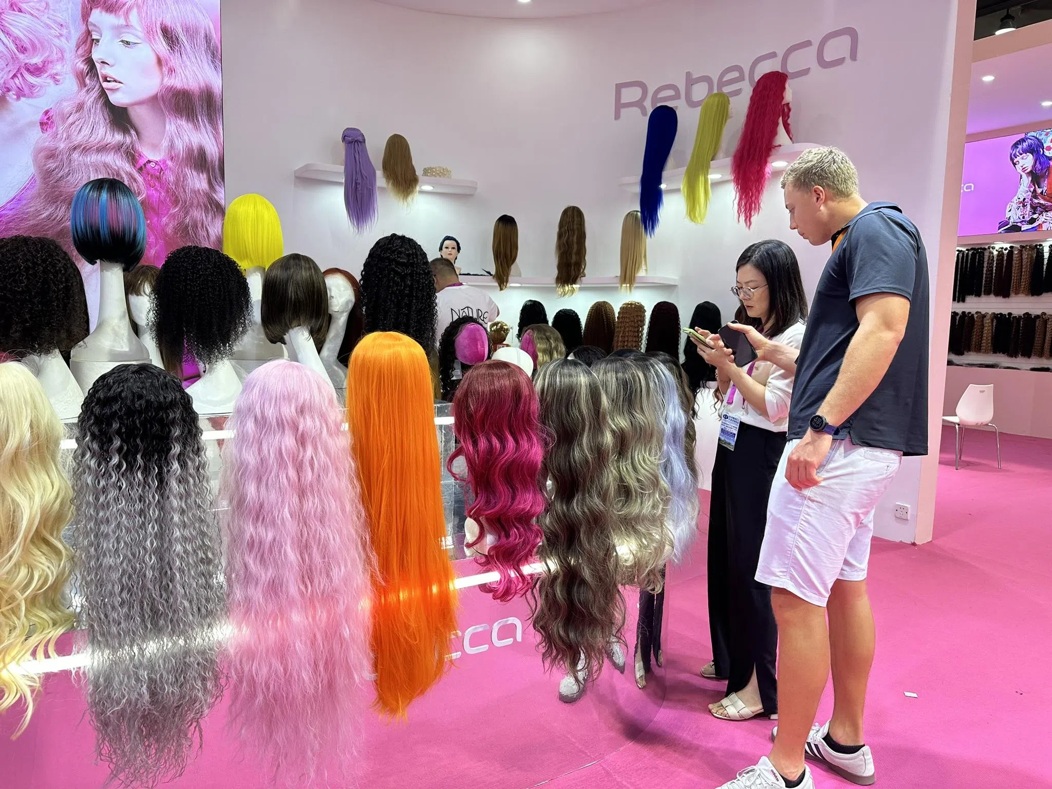 来自许昌的瑞贝卡是中国最大的发制品生产和销售企业，公司主要产品有工艺发条、化纤发、女装假发等。（林煇智摄）