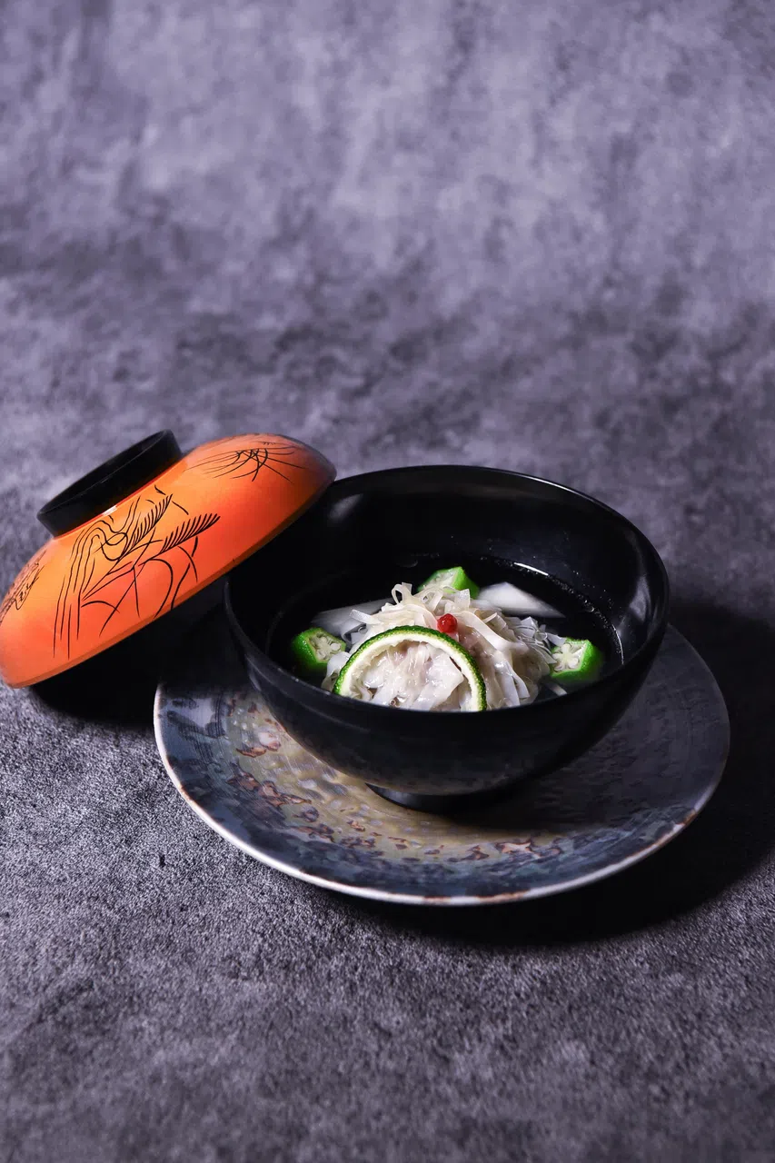 鹿儿岛和牛清汤入口浓郁，搭配手工和牛蒸饺口感鲜嫩，柚子香在口中迸发。　　（餐馆提供）