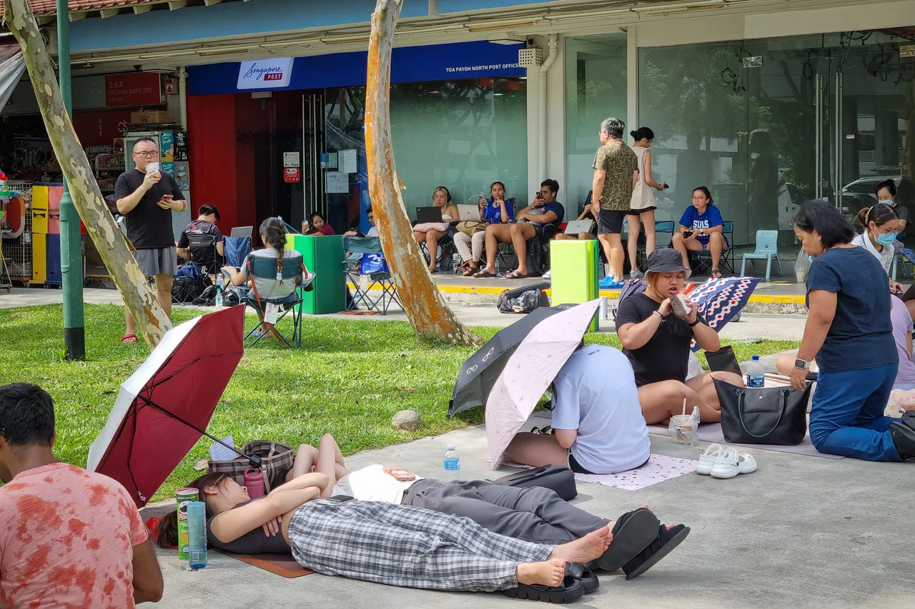 泰勒丝的粉丝在售票处外耐心排队，一些人还自备雨伞、饮品和小椅子。（海峡时报）