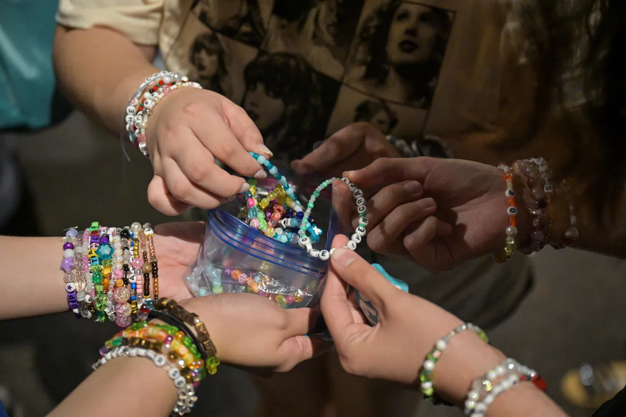 霉粉在新加坡演唱会场外交换“友谊手链”。（档案照）