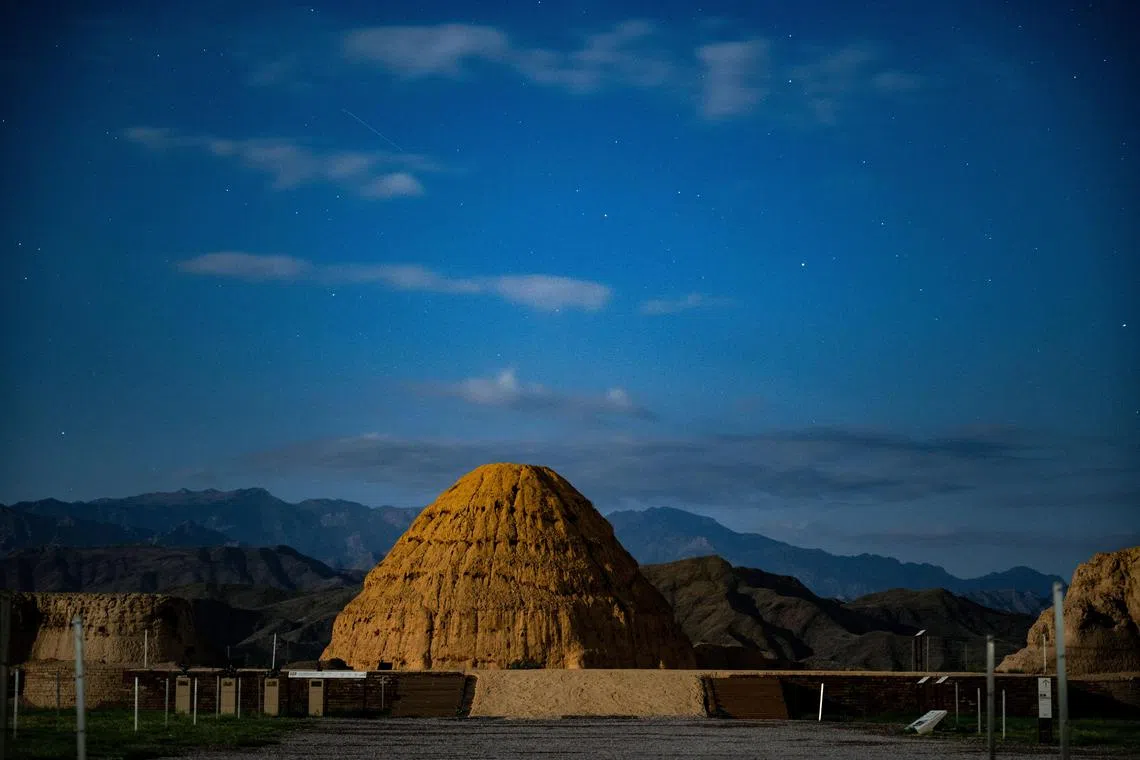 位于中国银川的西夏陵包括九座帝陵、271座陪葬墓、一处北端建筑遗址和32处防洪工程遗址，是西夏时期留存至今规模最大、等级最高、保存完整的考古遗存。（新华社）