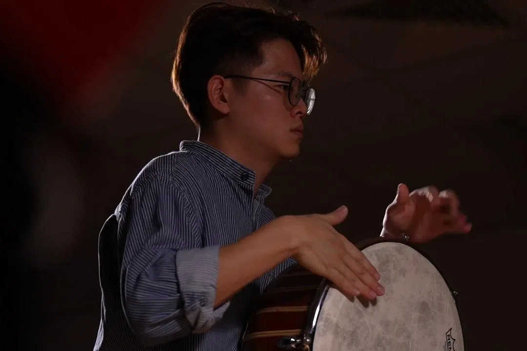 通过学习马来手鼓，陈正豪更了解马来民族文化。（视频截图）