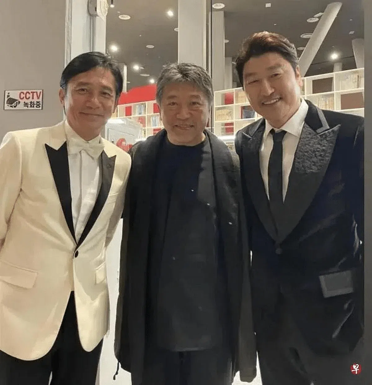 梁朝伟（左起）与是枝裕和、宋康昊开心合照。（互联网）