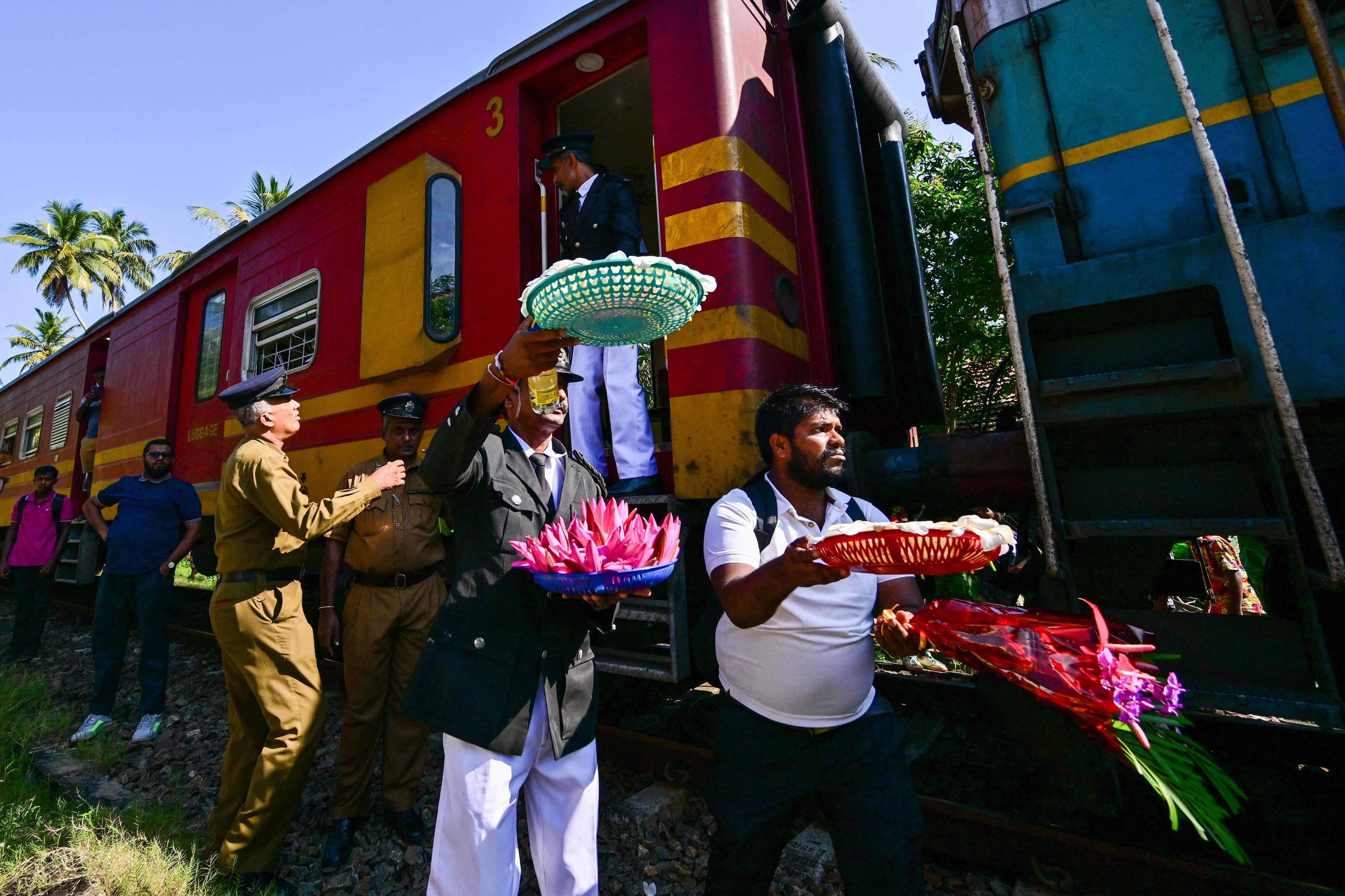 “海洋女王号”客运火车星期四载着海啸幸存者和亲属到首都哥伦布以南约90公里的帕拉利亚镇参加悼念活动。海洋女王号事发时载着1000多名乘客，在那里被海啸冲出轨道。（法新社）
