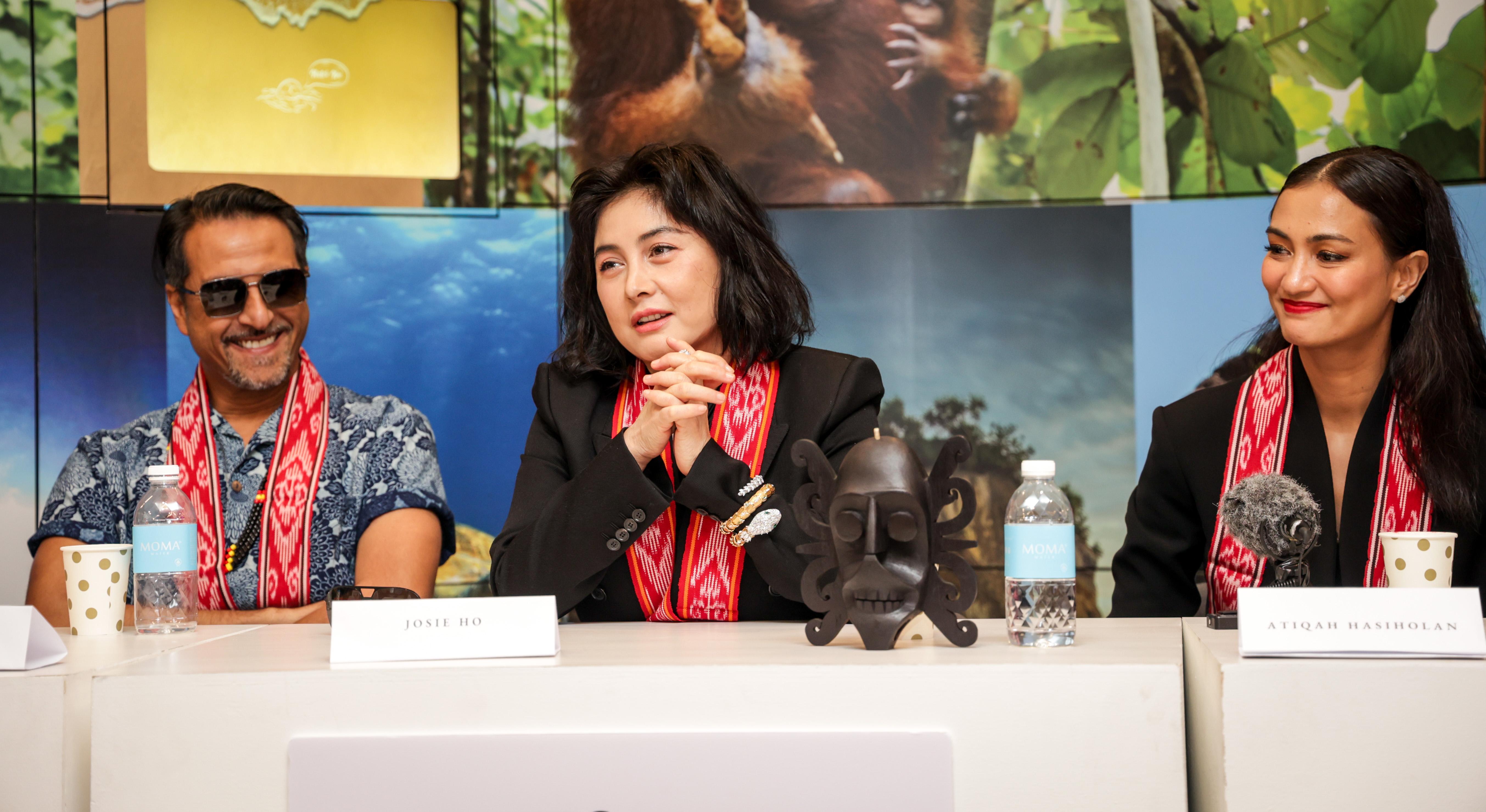 演员Bronte Palarae（左起）、何超仪和Atiqah Hasiholan在记者会上分享拍摄“Rajah”的回忆。（叶振忠摄）