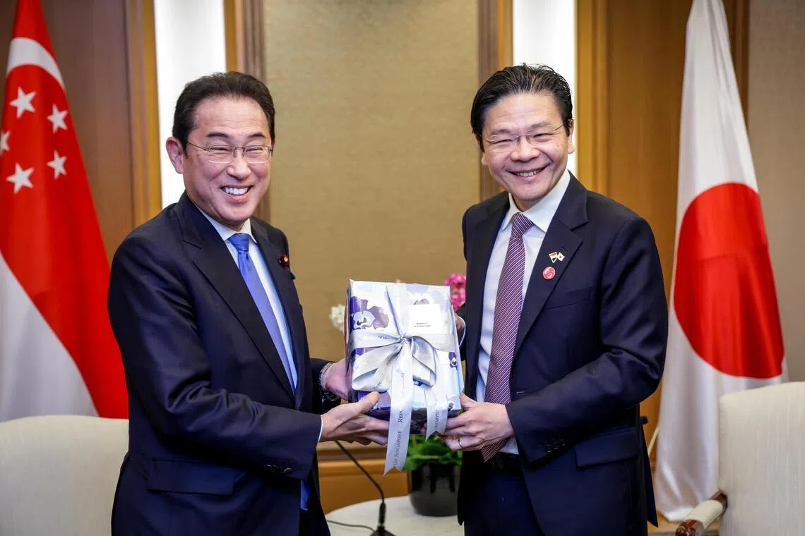 黄循财总理（右）3月18日在日本东京会见于2021年至2024年担任日本首相的岸田文雄。（叶振忠摄）