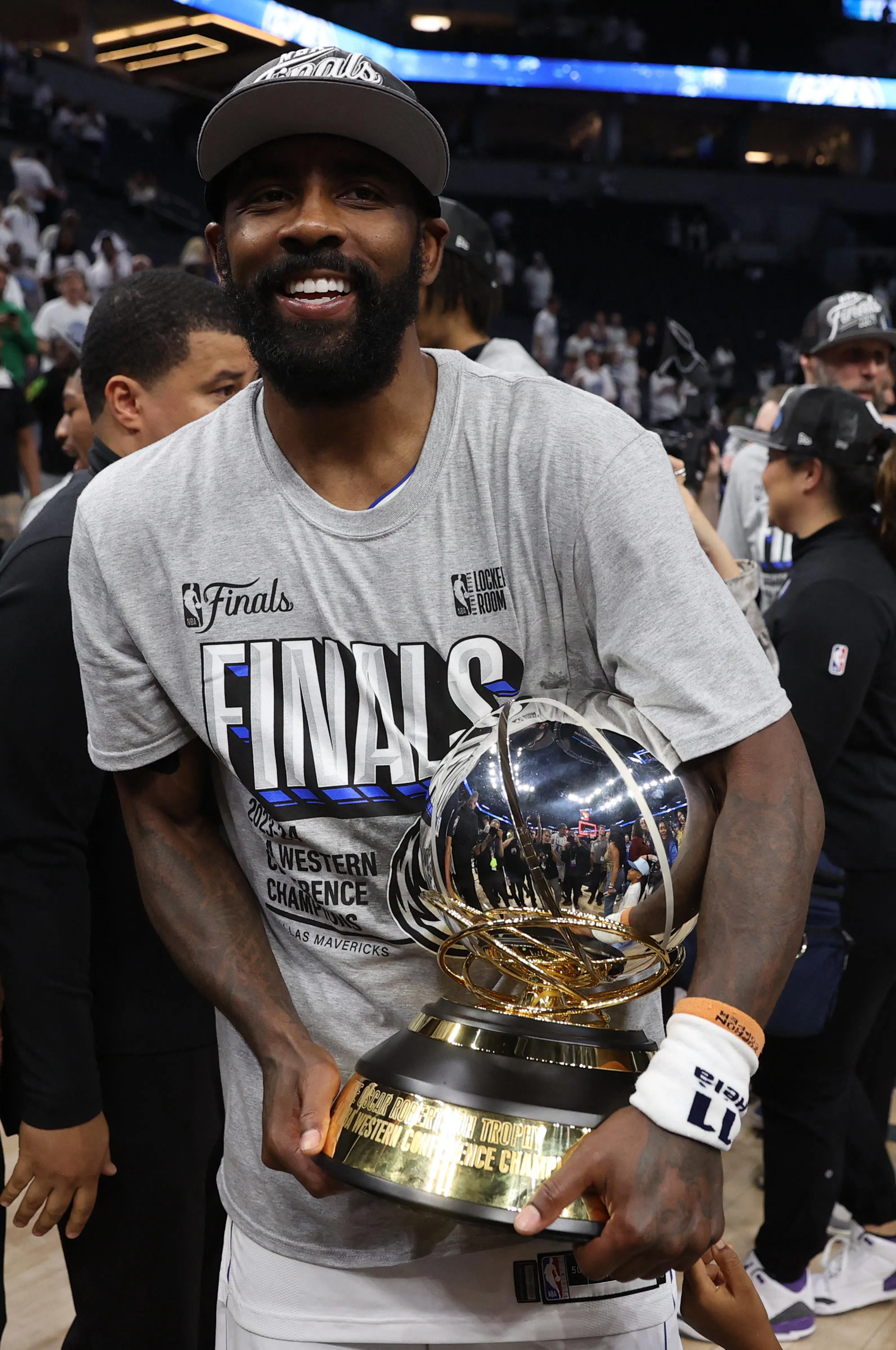 小牛后卫欧文捧着西岸冠军奖杯兴奋庆祝。（路透社）