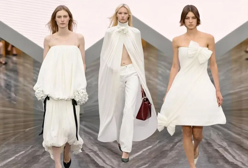 Dior在2026春夏大秀系列中的Cloud Dancer造型。（互联网）