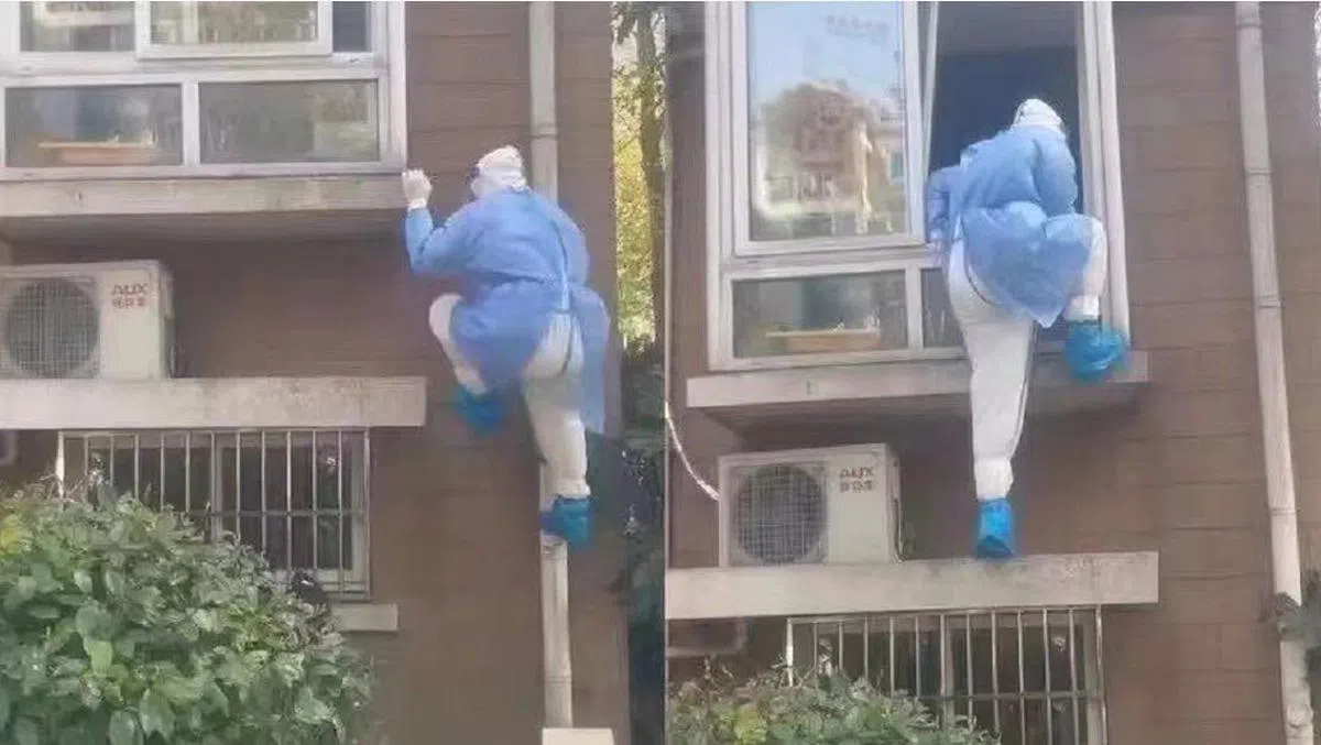 网民称，上海有防疫人员试图翻居民楼的窗户入室进行消杀工作。（互联网）