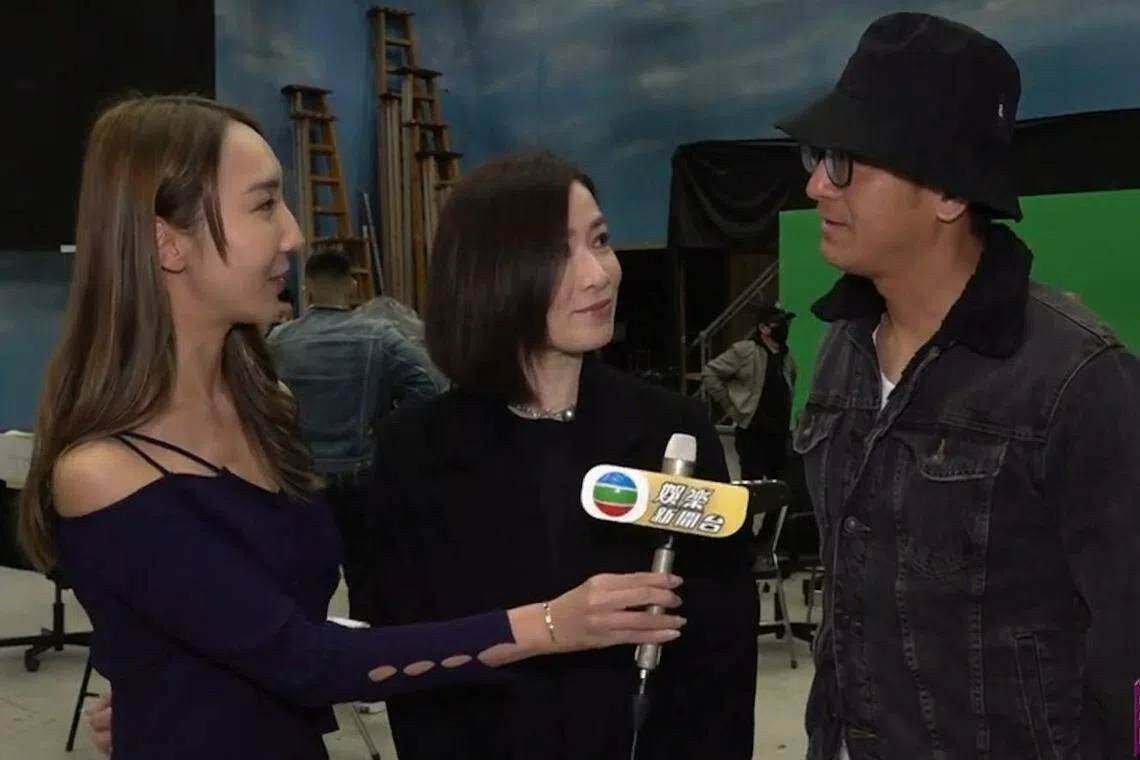 马国明（右）和佘诗曼（中）相隔多年再合作，目前在拍新剧《News新闻女王》。（互联网）