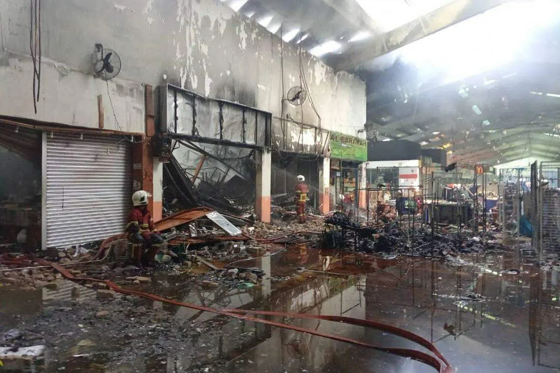 这起火灾造成至少四间商铺被烧毁，所幸无人伤亡。（柔佛州消拯局提供）