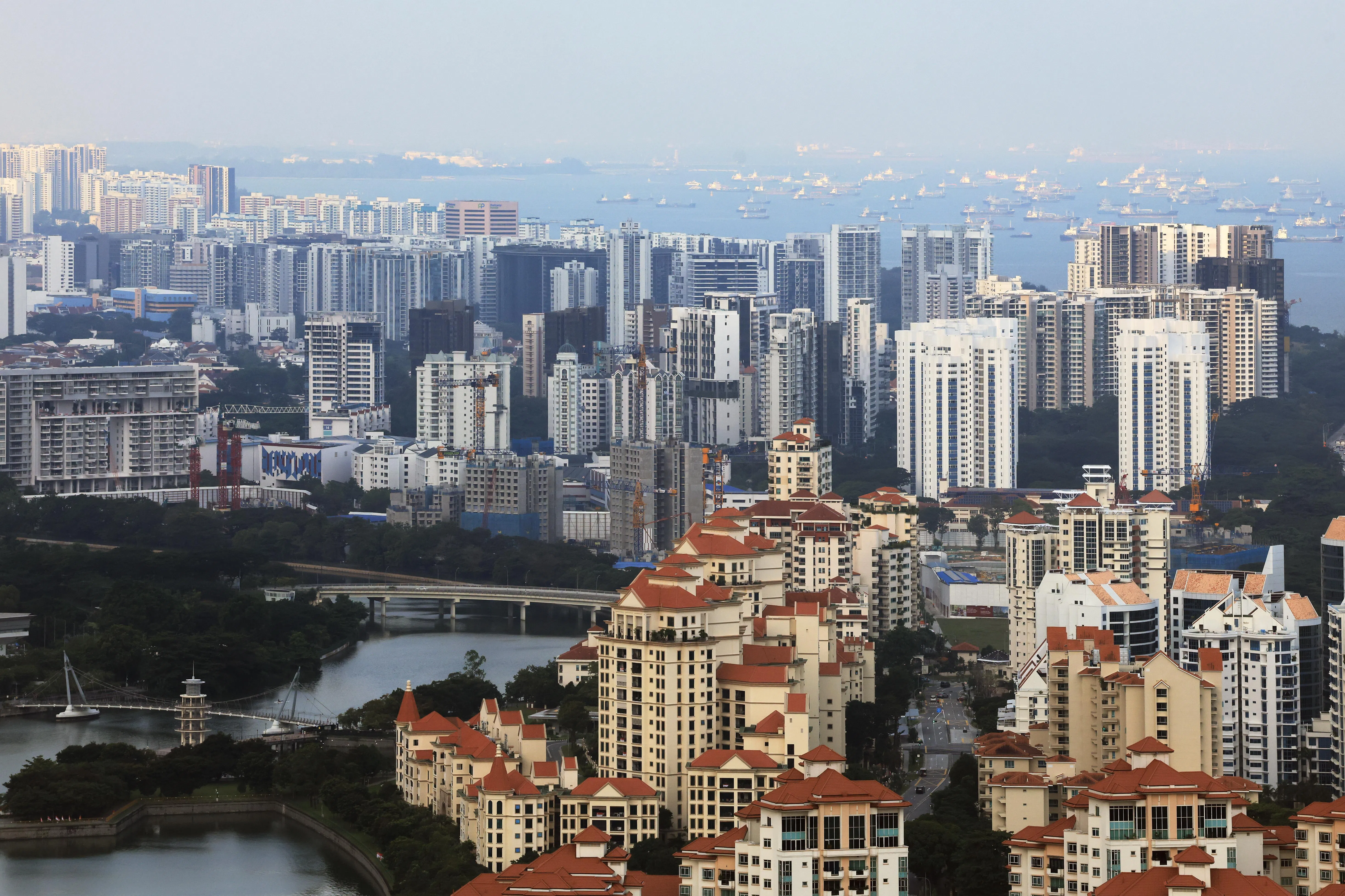 在提呈的修正法案中，律政部建议把屋龄40年及以上项目的集售同意门槛调低，介于40年至59年的项目只须获得至少70%业主同意；屋龄达60年或以上的项目，只须取得至少65%业主支持。（唐家鸿摄）