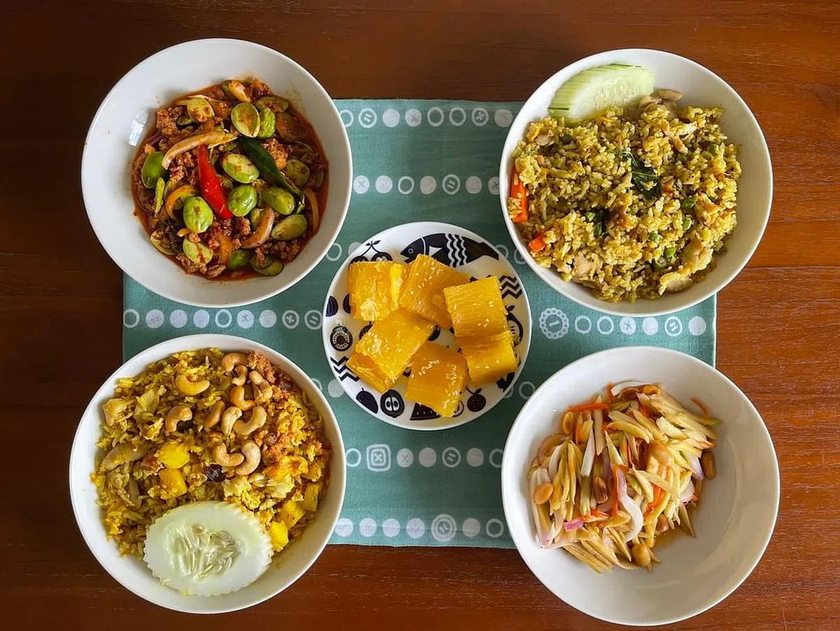 Time for Thai有黄梨炒饭和芒果沙拉等多种泰式食物。（黄靖晶摄）