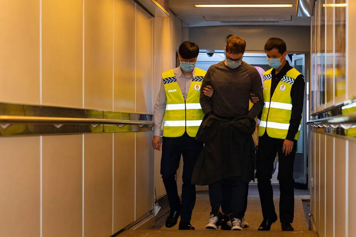 五年前渣打银行劫案加拿大籍劫匪认罪被判坐牢五年及鞭刑| 联合早报