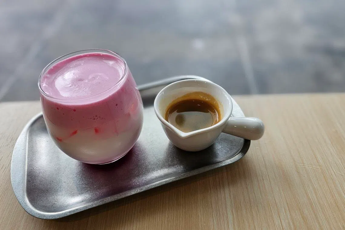 新加坡拿铁以粉红玫瑰奶盖搭意式咖啡，卖相味道俱佳。（黄亿敏摄）