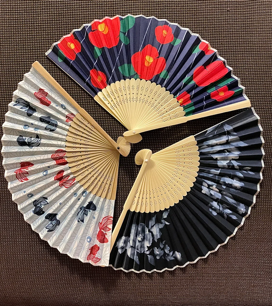 2元也买得到美丽方便的驱暑好物。（林方伟摄）