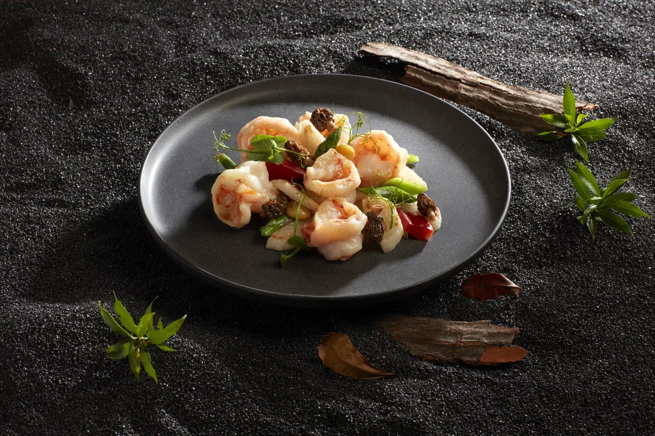 羊肚菌炒虾球将虾球的鲜美与羊肚菌的独特香气巧妙融合。（餐馆提供）