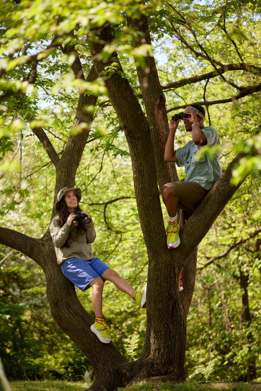 穿上这款鞋去远足，能把路上发现的小物件装进鞋子口袋里。（Hoka提供）