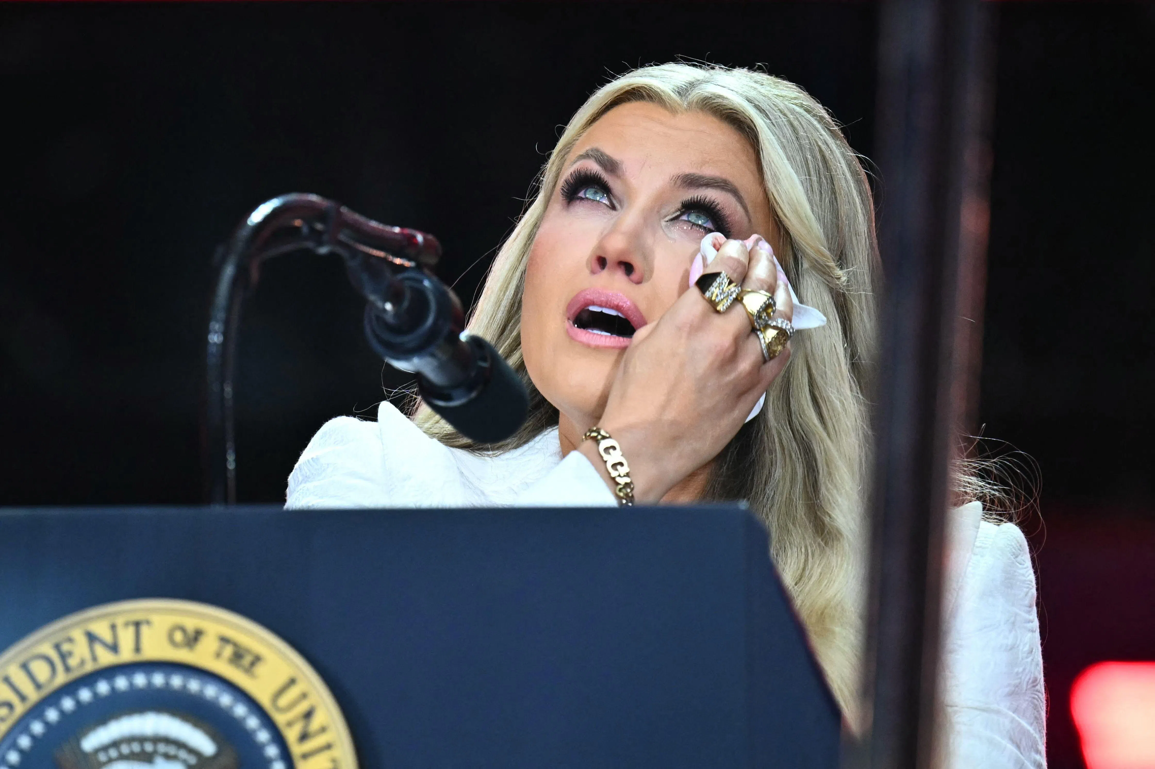 柯克的妻子埃丽卡（Erika Kirk）在谈及丈夫离世时难掩泪水，但她称已选择原谅嫌凶。（法新社）