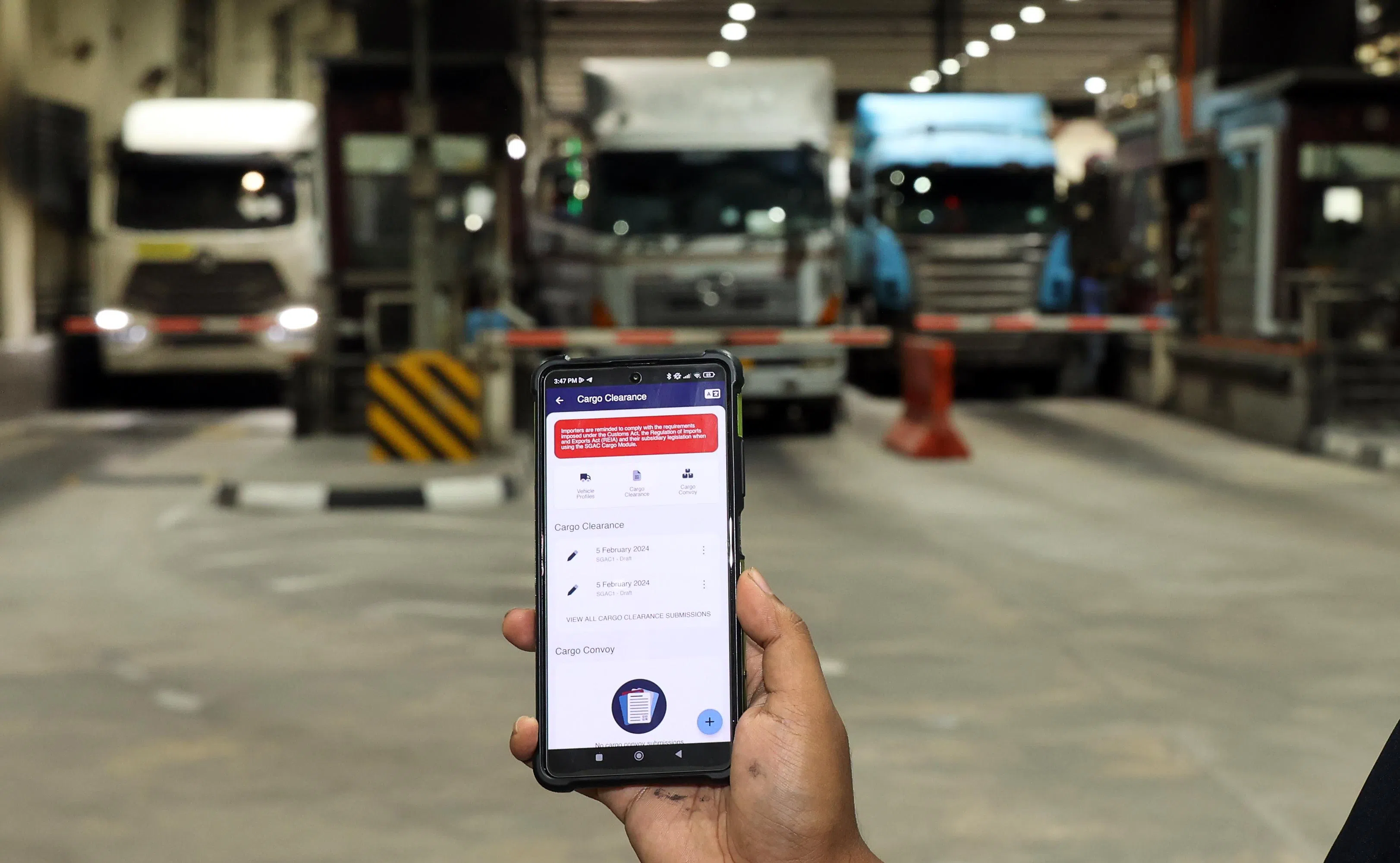 自去年3月起，移民局在所有货车中心推出数码清关措施，让司机和货运代理商在货物清关前，通过网站或MyICA mobile应用，提交车牌号码及申请入口准证（cargo clearance permit）。（邝启聪摄）