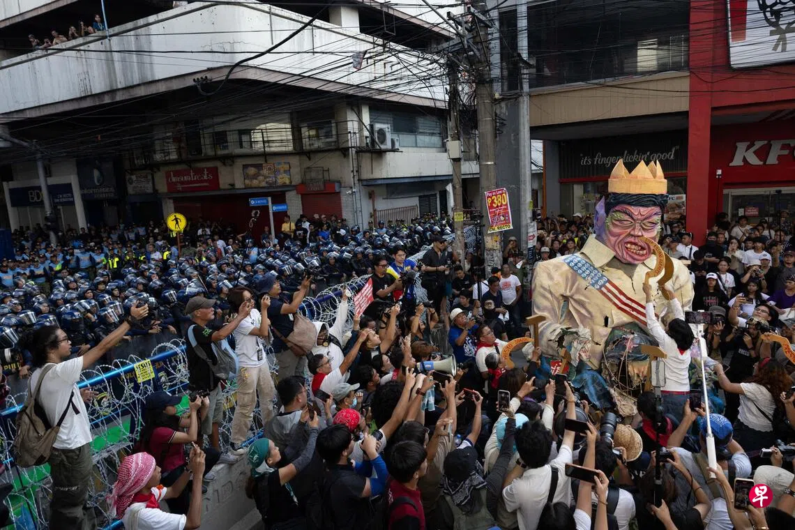 菲律宾民众反腐示威促小马可斯下台| 联合早报