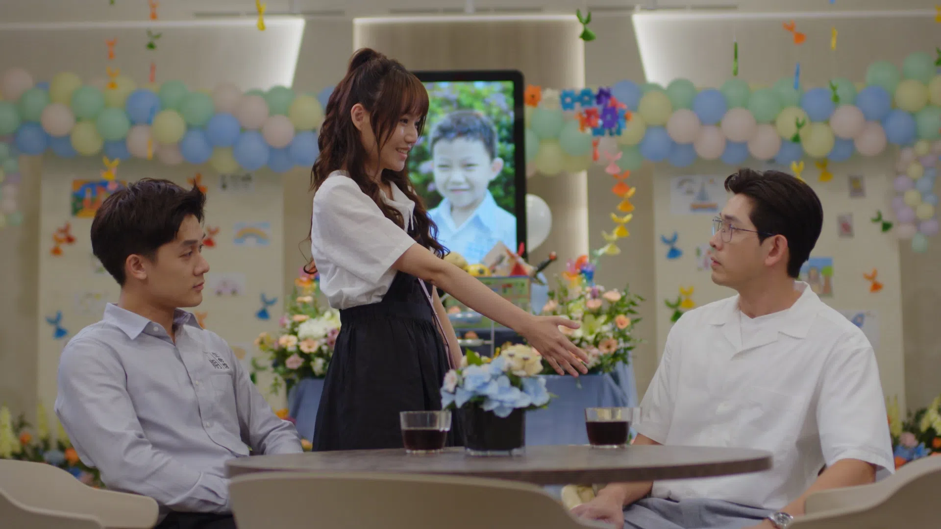 许瑞奇（左起）、文慧如和陈罗密欧在剧中上演三角恋。（新传媒提供）