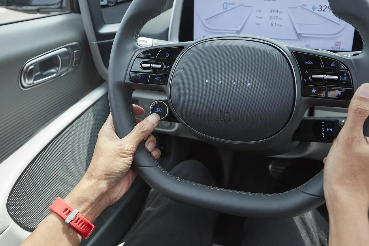 驾驶模式按钮在方向盘左下角，有节能、普通和运动三模式。（车商提供）