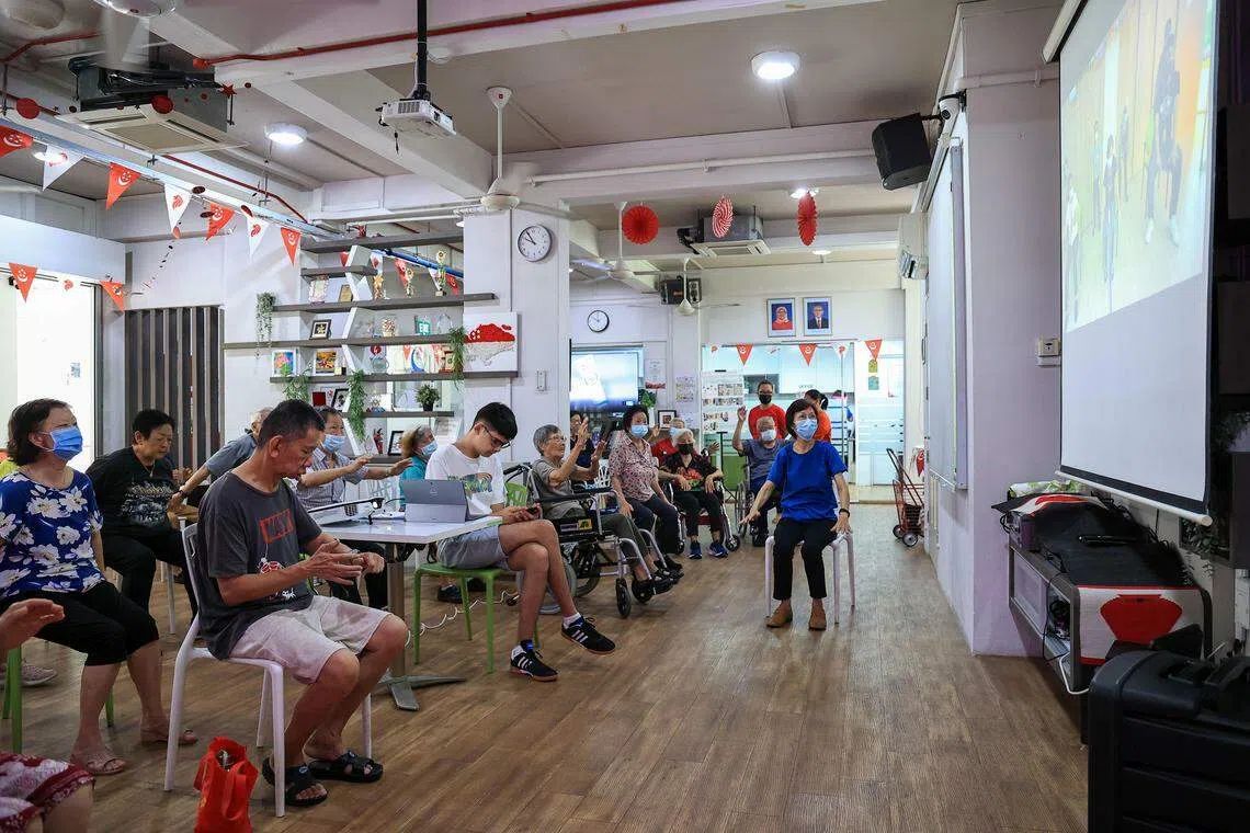政府将通过乐龄SG计划，扩大活跃乐龄中心的网络并且提升中心的服务，协助年长者保持健康活跃。图为一群年长者参与德教太和观慈善机构Bedok Radiance活跃乐龄中心的康乐活动。（档案照片）