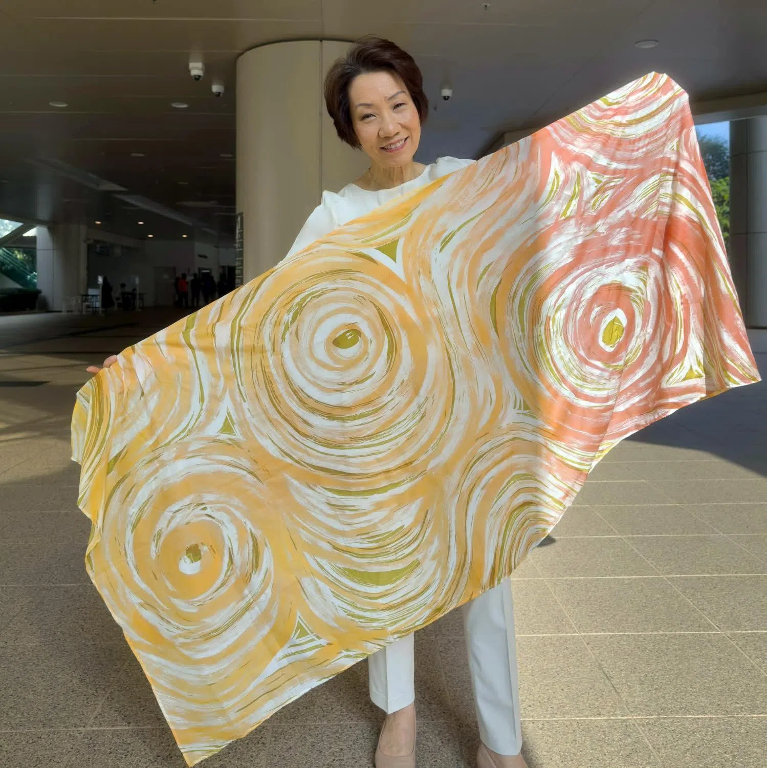 永续发展与环境部长傅海燕星期二（3月3日）在脸书贴文，展示一款由Anak设计，在紫外线照射下会从黄色变成橙色的纱笼，以视觉提醒大家日晒的影响，并做好防晒工作。（取自傅海燕脸书）