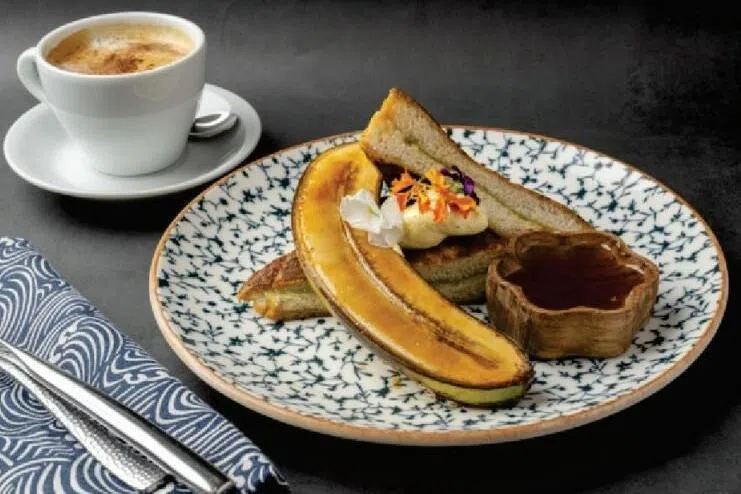 咖椰法式土司，以招牌牛奶面包制成，搭配咖椰与焦糖香蕉。（互联网）