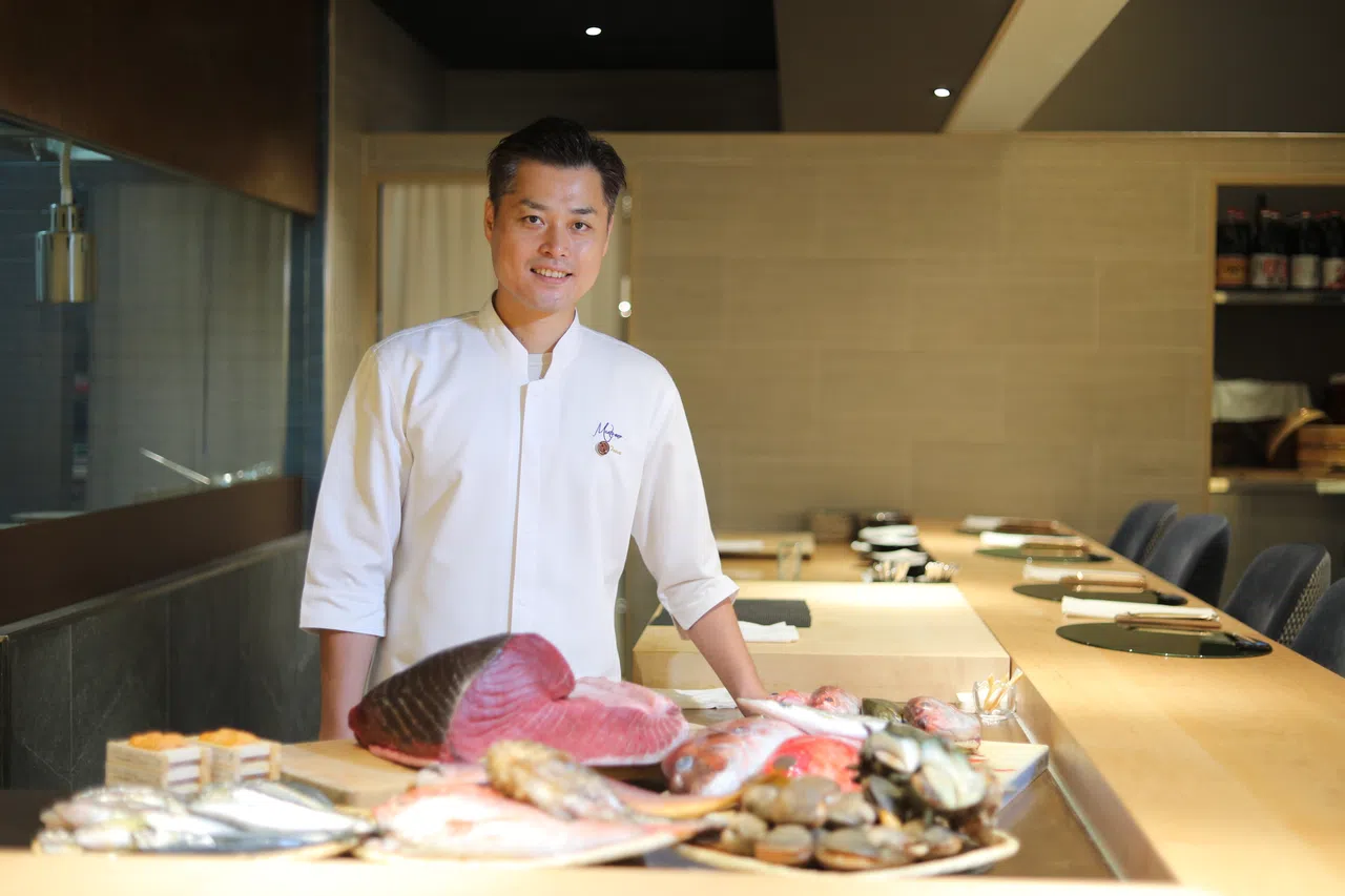 Maetomo日式料理餐馆创办人兼主厨前友章宏在新加坡日式料理行业打拼14年，据他所说，本地的日式料理食材大多从东京或大阪进口。（林泽锐摄）