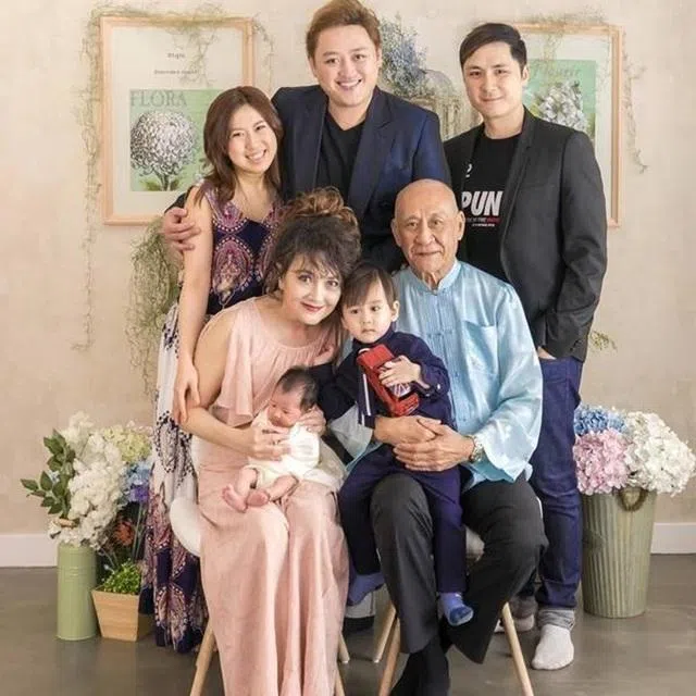 施明（前排左）和前夫李家鼎（前排右）育有双胞胎儿子李泳汉和李泳豪。（互联网）