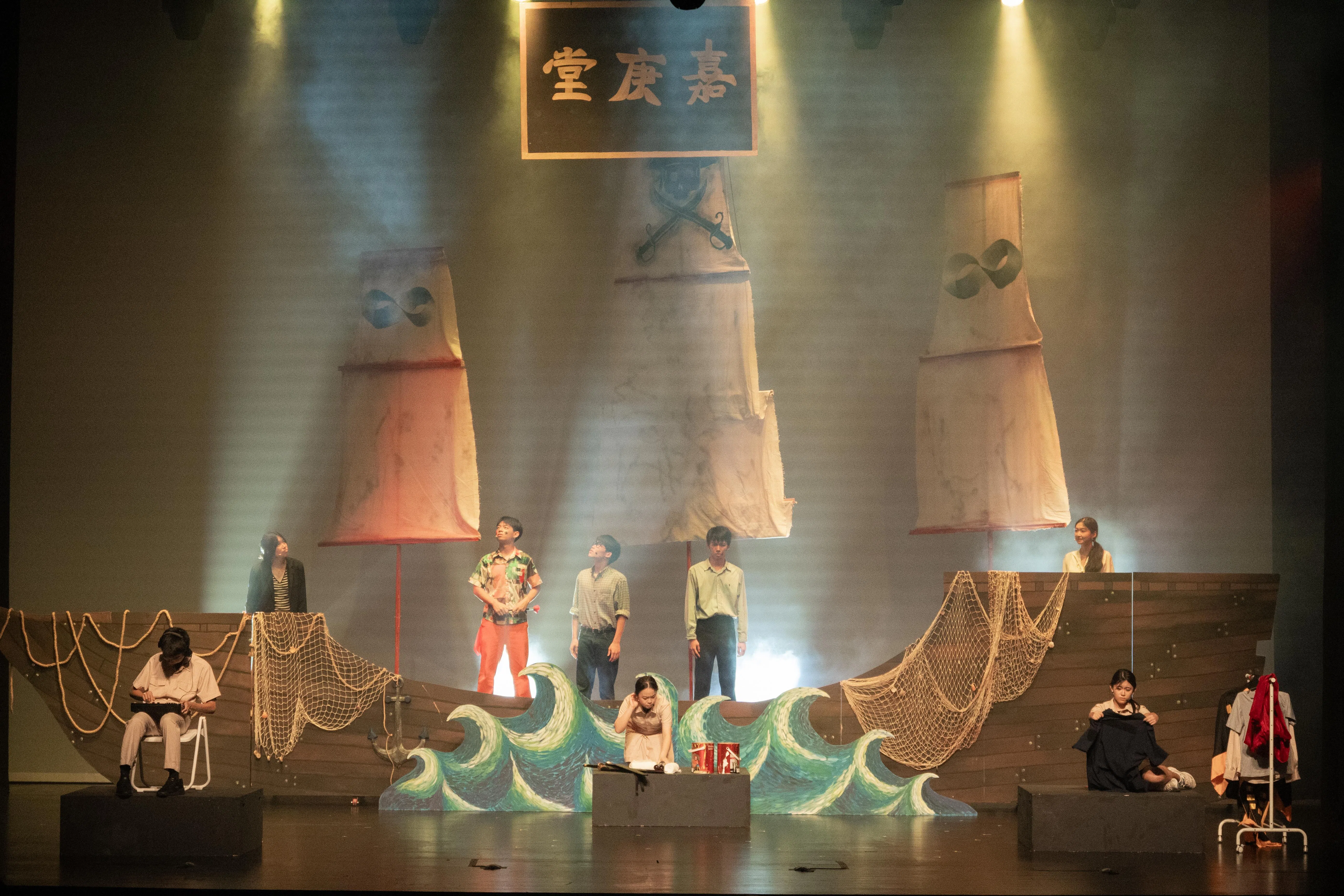 《莫比乌斯船》把故事带回“黄城夜韵”自身，在时空循环中回望青春遗憾与成长和解。（华侨中学高中部提供）